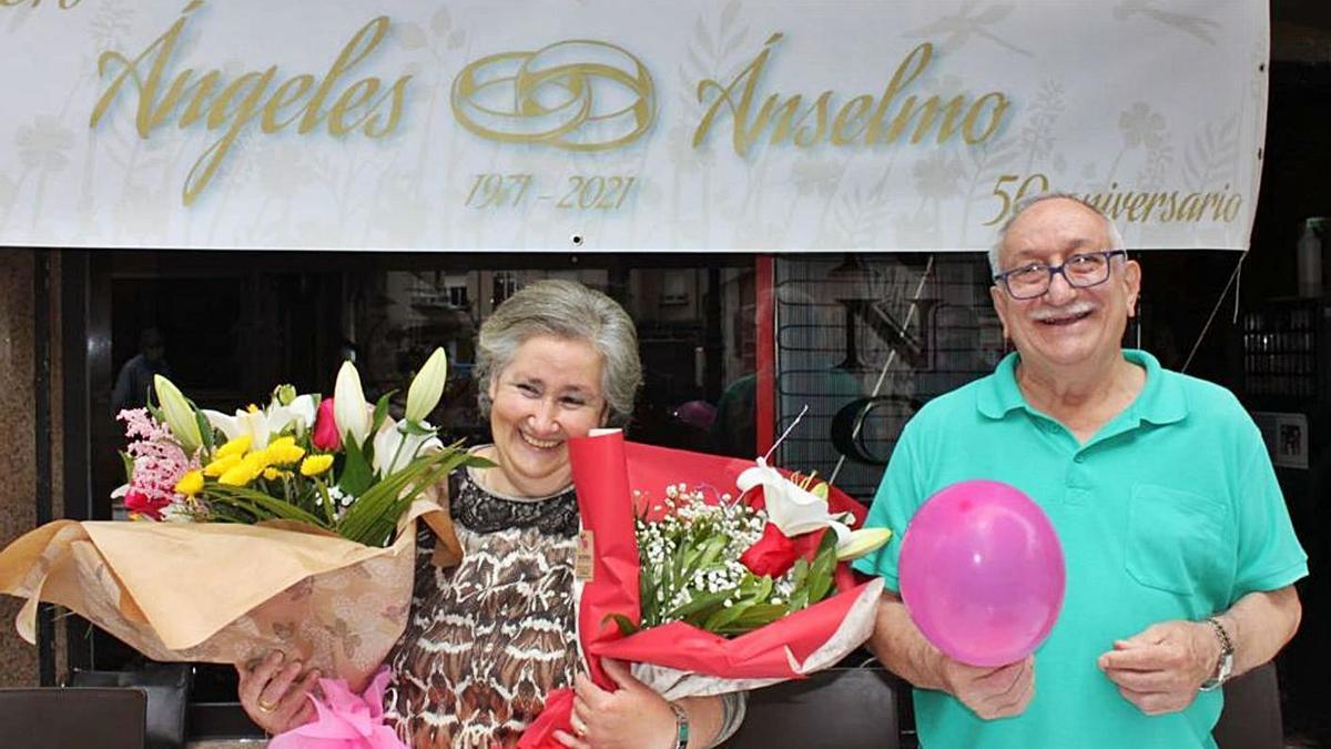 Ángeles Díaz y Anselmo Llaneza, en la celebración de sus bodas de oro. | A. Illescas