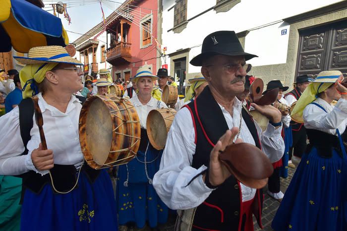 Carretas y grupos en la romería del Pino