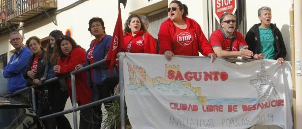 Protesta de vecinos contra un desahucio en Sagunt.