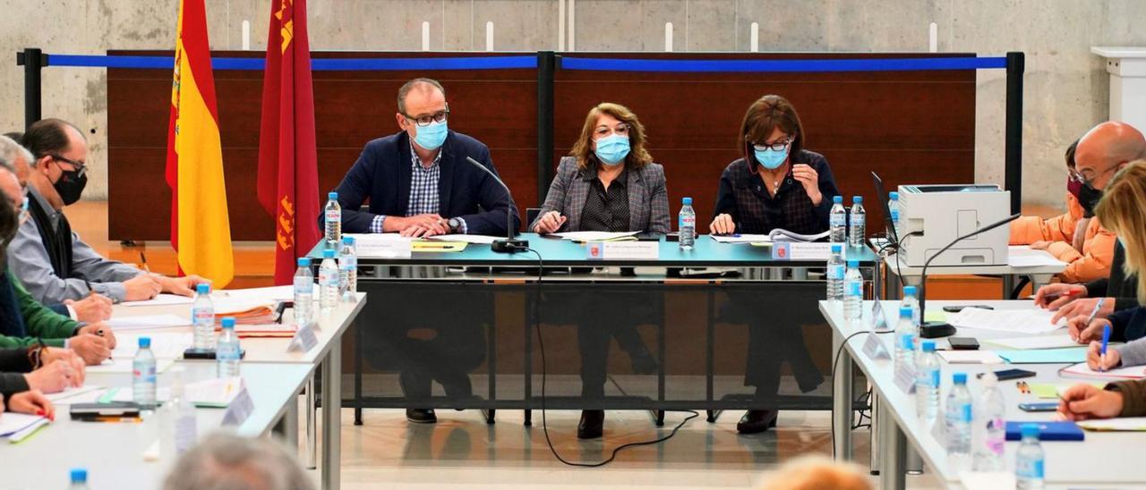 La consejera Campuzano, junto a su equipo, durante la Mesa Sectorial con los sindicatos, ayer. | CARM