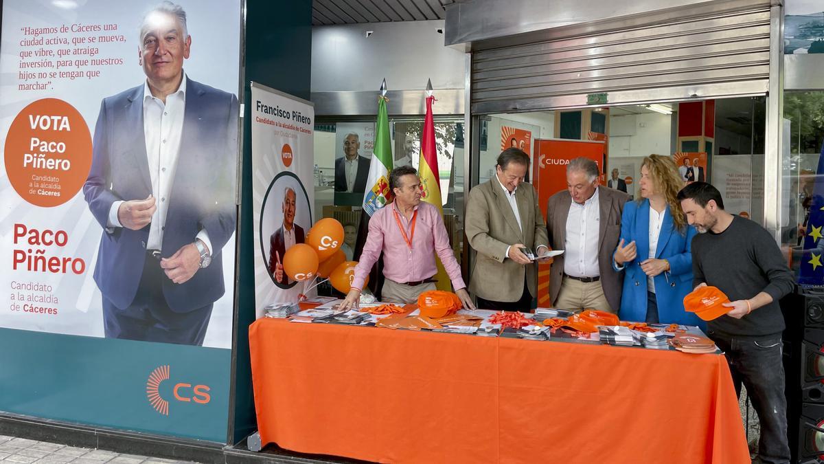 Fernando Baselga, Paco Piñero y otros miembros de Cs, ayer en el local de Cánovas.