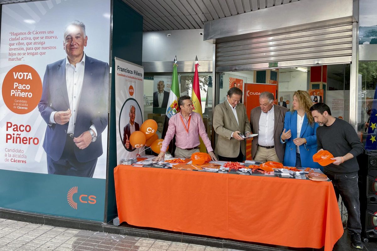 Fernando Baselga, Paco Piñero y otros miembros de Cs, ayer en el local de Cánovas.