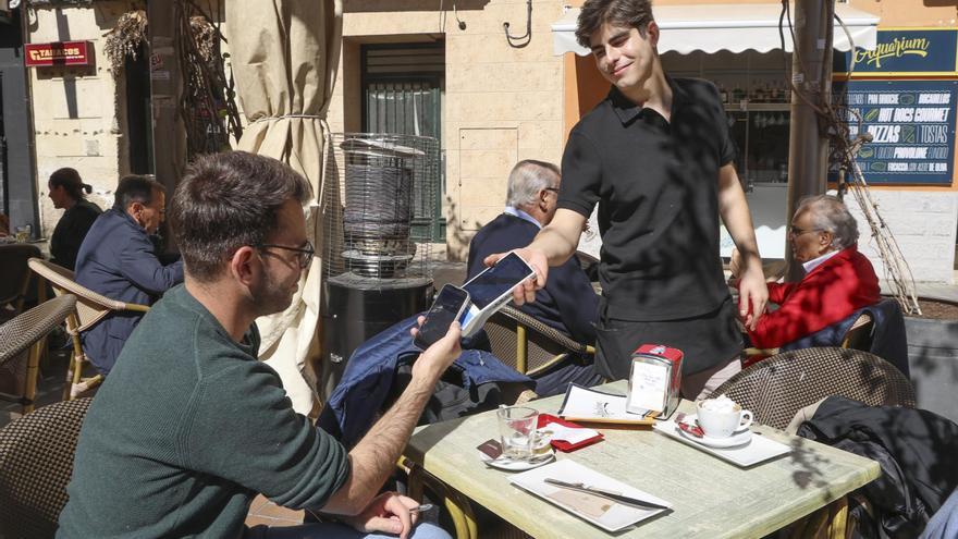 El pago con tarjeta se impone en Alicante