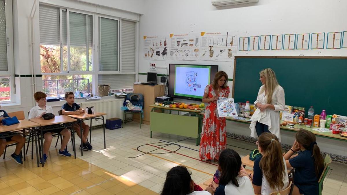 Belén Díaz presenta los talleres en uno de los colegios del municipio.