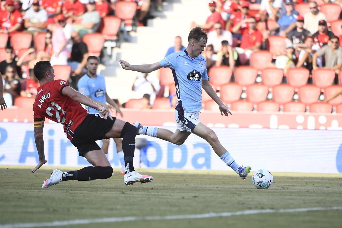 Williot dispara en el partido ante el Mallorca.