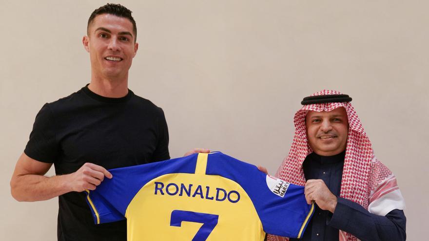 Cristiano Ronaldo posa con la camiseta de su nuevo equipo.