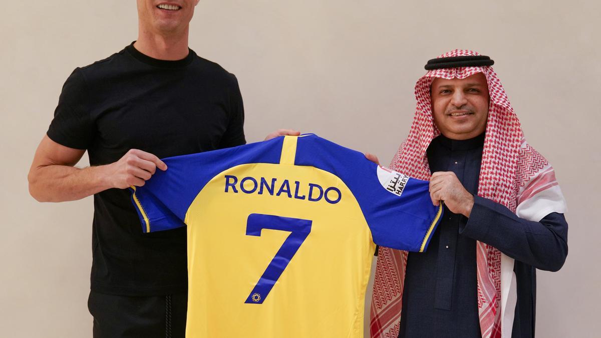 Cristiano Ronaldo posa con la camiseta de su nuevo equipo.