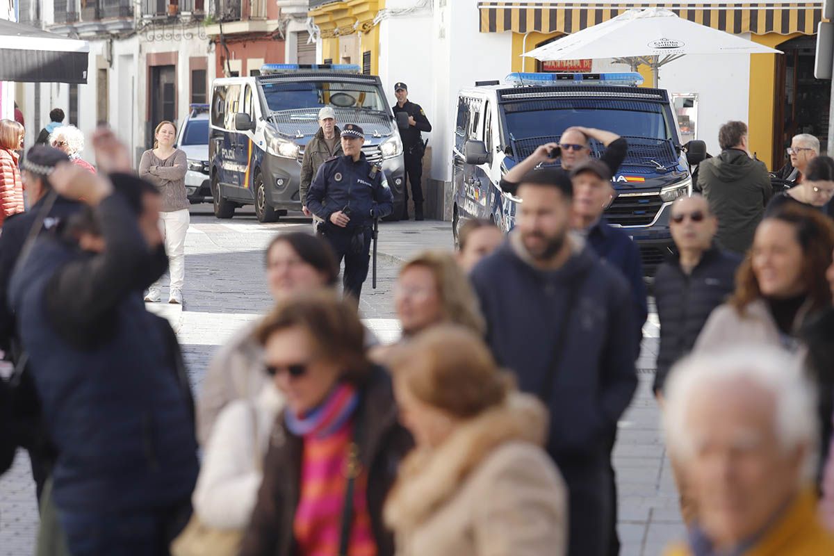 La Policía Nacional inspecciona la Casa de los Guzmanes de Córdoba tras aparecer una tercera granada