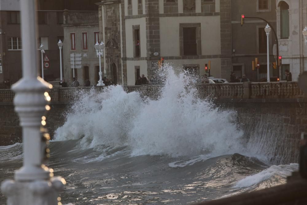 Oleaje en Gijón