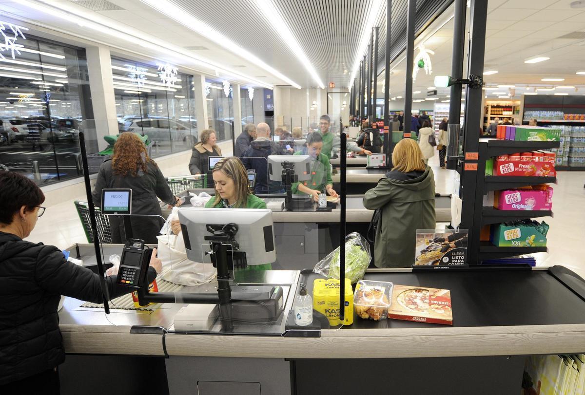 Clientes pagan en un supermercado de Mercadona.