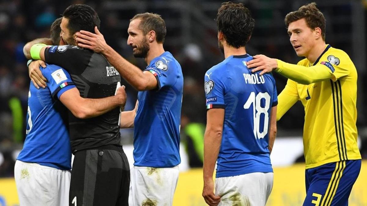 Los jugadores italianos, abatidos tras la eliminación del Mundial.