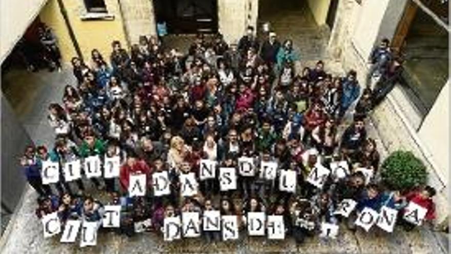 Els alumnes de les aules d&#039;acollida, ahir, a l&#039;Ajuntament.