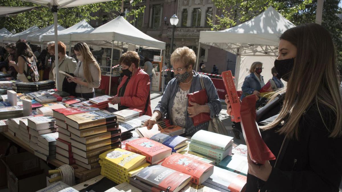 Una de les parades de llibres durant el Sant Jordi de l’any passat a Manresa