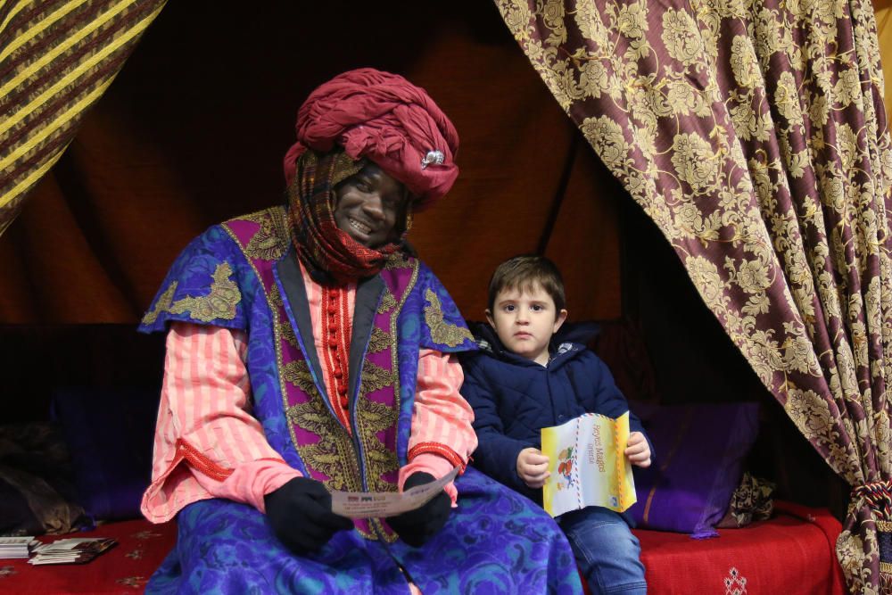 El emisario de SSMM los Reyes Magos sigue recibiendo a los más pequeños de Málaga para que le transmitan sus deseos para la Noche de Reyes.