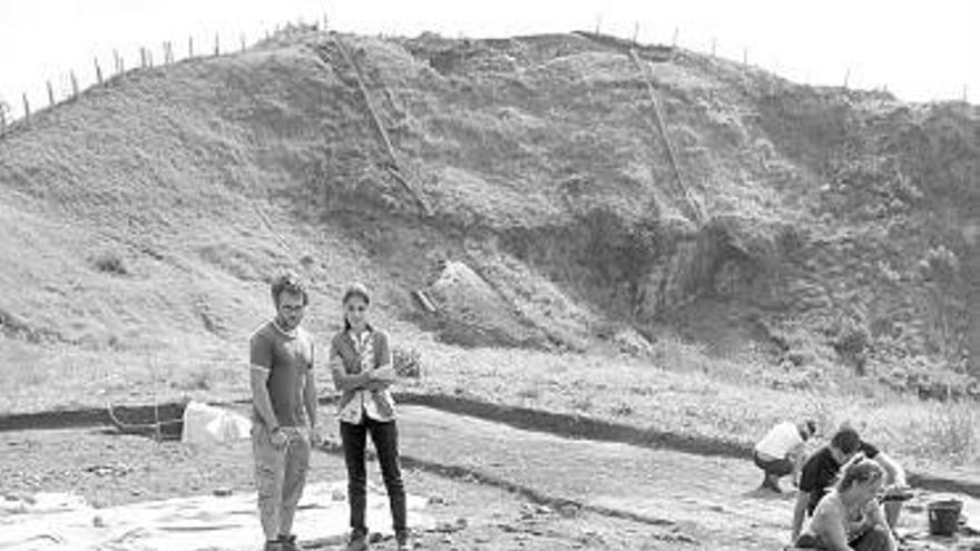 El equipo de arqueólogos excavando en el poblado medieval.