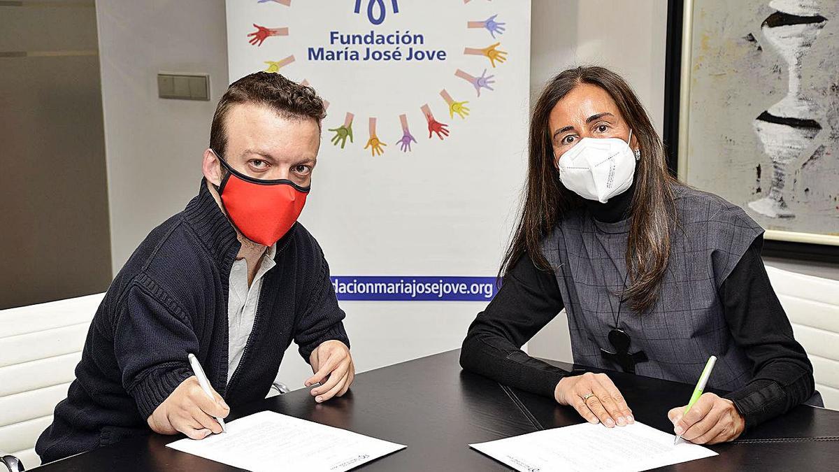 Alberto Seoane y Felipa Jove firman el convenio entre la Fundación María José Jove y el jugador. |  // LA OPINIÓN