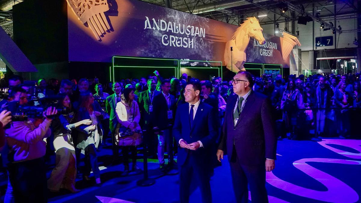 El presidente de la Junta, Juanma Moreno, acompañado por el consejero de Turismo, Cultura y Deporte Arturo Bernal durante el acto de inauguración del pabellón de Andalucía en Fitur.