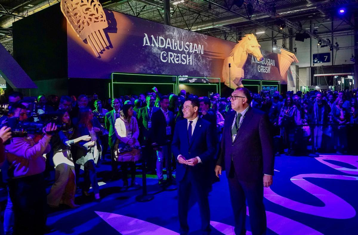 El presidente de la Junta, Juanma Moreno, acompañado por el consejero de Turismo, Cultura y Deporte Arturo Bernal durante el acto de inauguración del pabellón de Andalucía en Fitur.