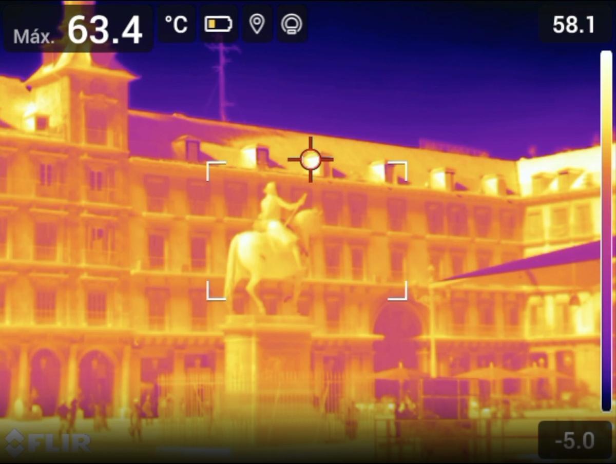Imagen de una cámara térmica que recoge 63,4ºC en la Plaza Mayor de Madrid.