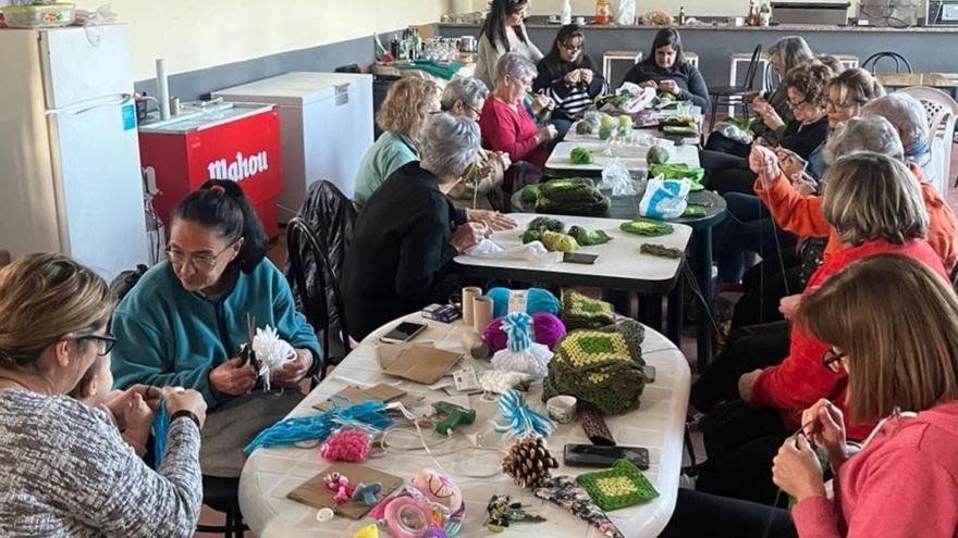 Mujeres de Castronuevo elaboran los adornos navideños en un taller promovido por el Ayuntamiento. | Cedida