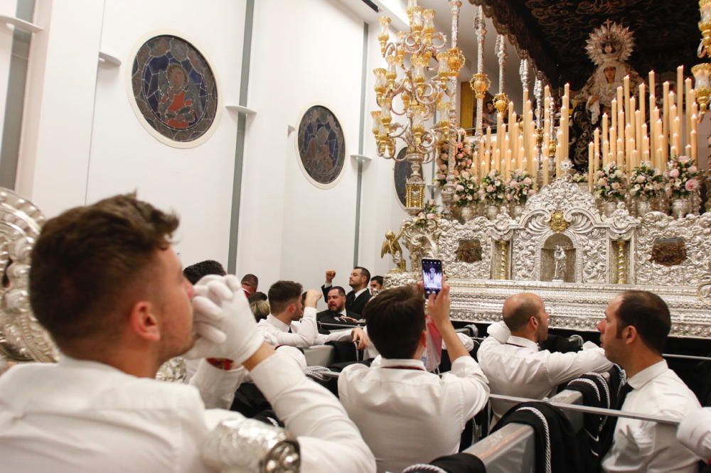 Las imágenes de la salida frustrada de la cofradía de la Misericordia, que tuvo que volverse nada más empezar su Jueves Santo a causa de la lluvia