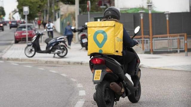 Una repartidora de Glovo se acerca a recoger un pedido al Mcdonald's de Gran Vía. // Ricardo Grobas