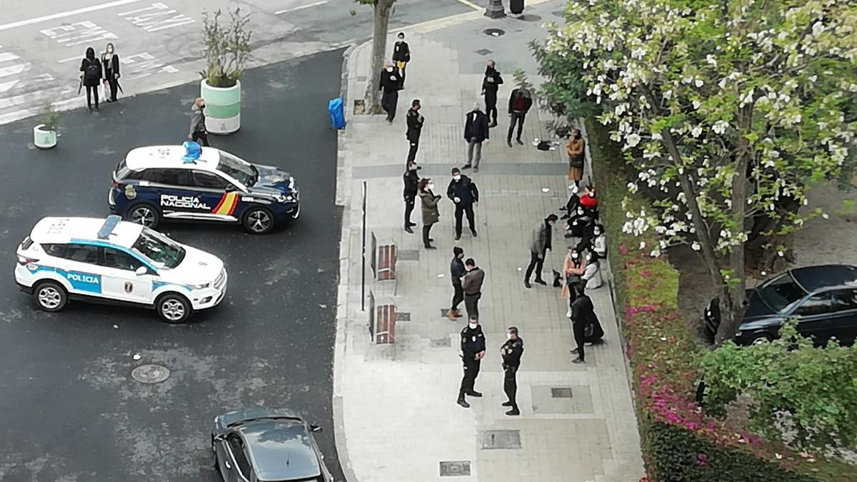 Momento en el que la Policía Nacional identifica y detiene a las seis mujeres.