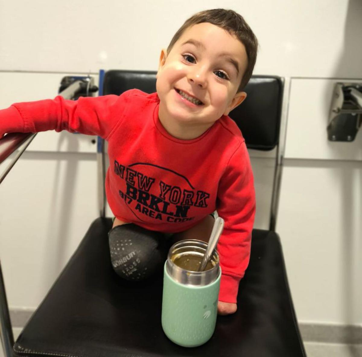 El pequeño Mael se prepara para el cole tras unas vacaciones de diez