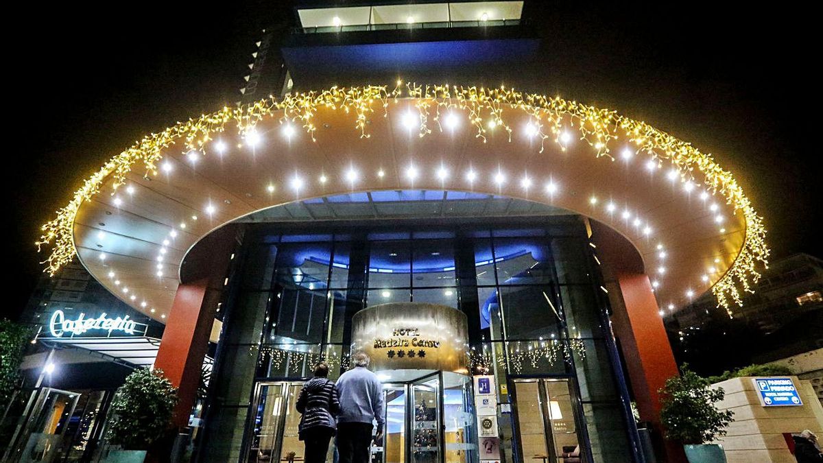 Un hotel de Benidorm decorado con motivos navideños antes de la pandemia de covid-19.