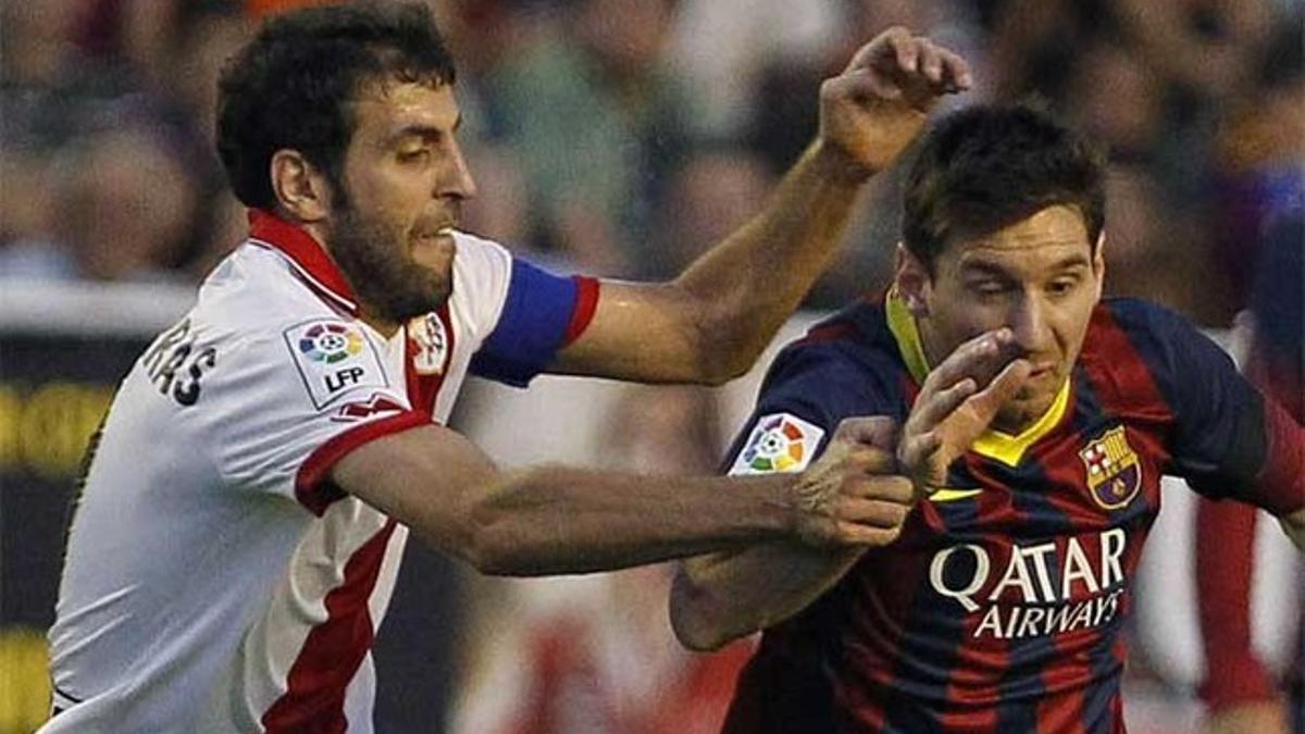 Roberto Trashorras y Leo Messi disputan el balón en un Barça-Rayo de la Liga BBVA