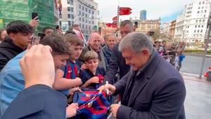 El Barça ya está concentrado en Bilbao con baño de masas de Laporta