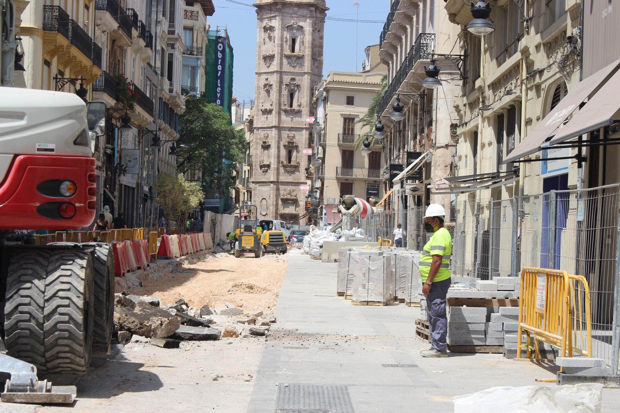 La calle de la Paz levanta el asfalto para su remodelación final