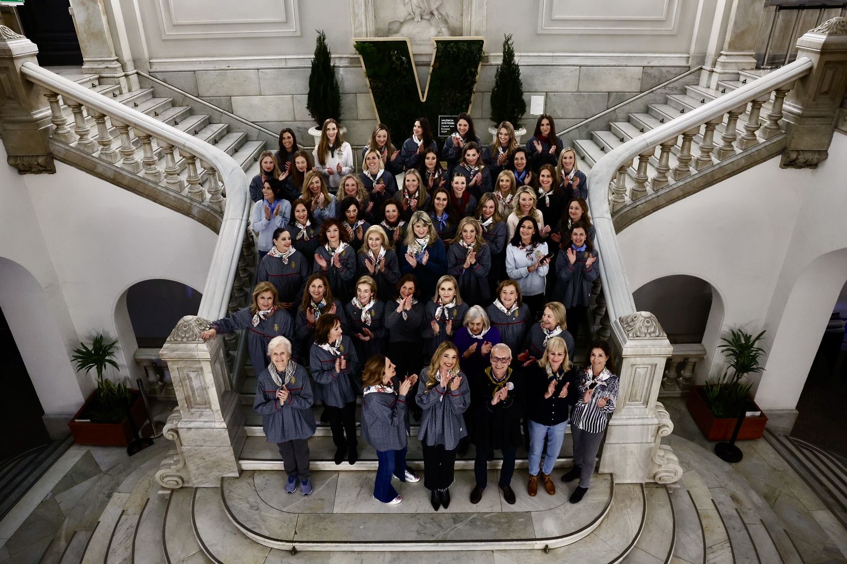 El ayuntamiento reúne a las Falleras Mayores de València de la historia