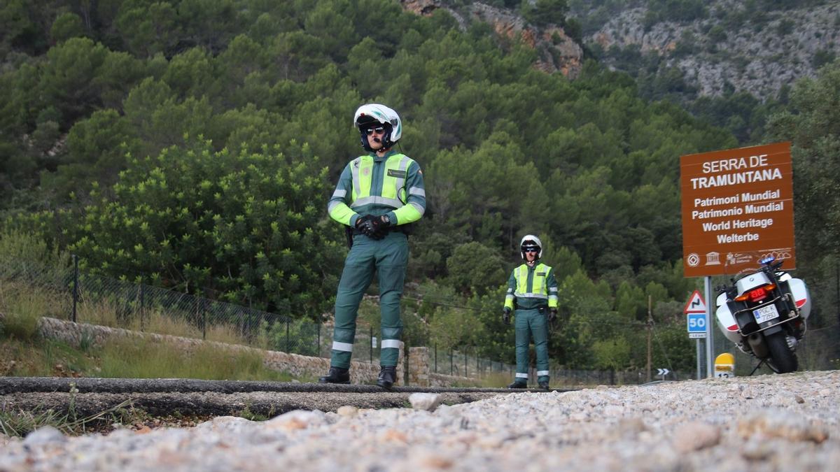 Agentes de la Guardia Civil de Tráfico en carreteras de Mallorca.