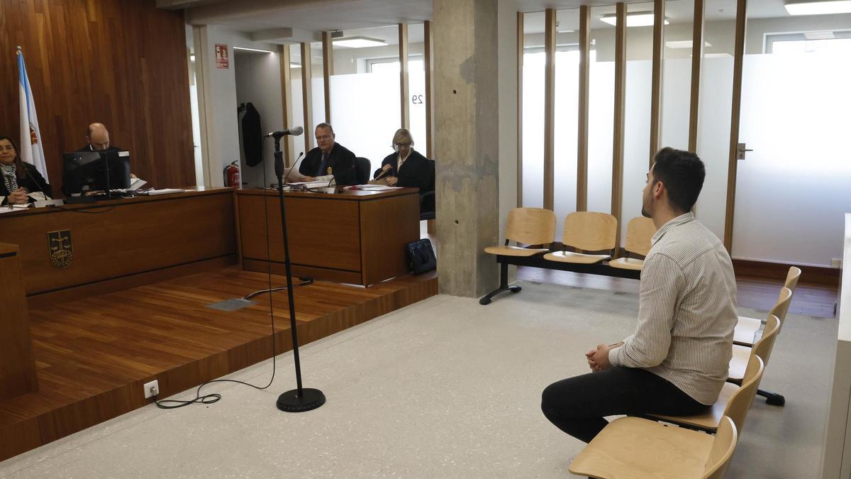 El médico acusado de violar a una joven que conoció en Tinder, durante el juicio en Vigo.
