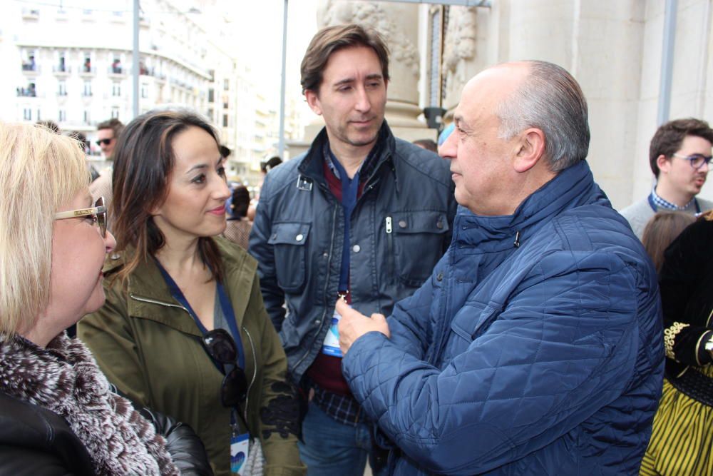 Paco Lledó y eu esposa, con los padres de Daniela Gómez.