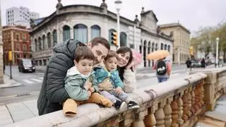 Los padres de Mael, el niño gijonés de 3 años al que tuvieron que amputarle manos y piernas, crean una asociación para ayudar a los demás