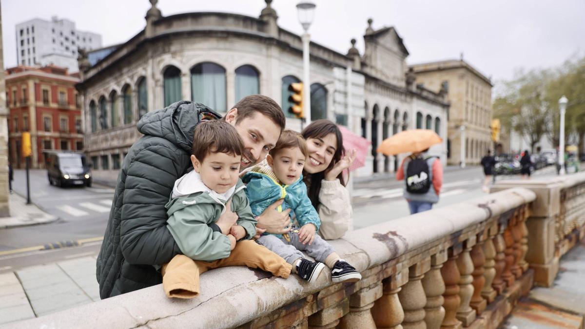 Mael Aldecoa, el pequeño gijonés que perdió las extremidades por una infección vuelve a caminar con unas "piernas de robot"