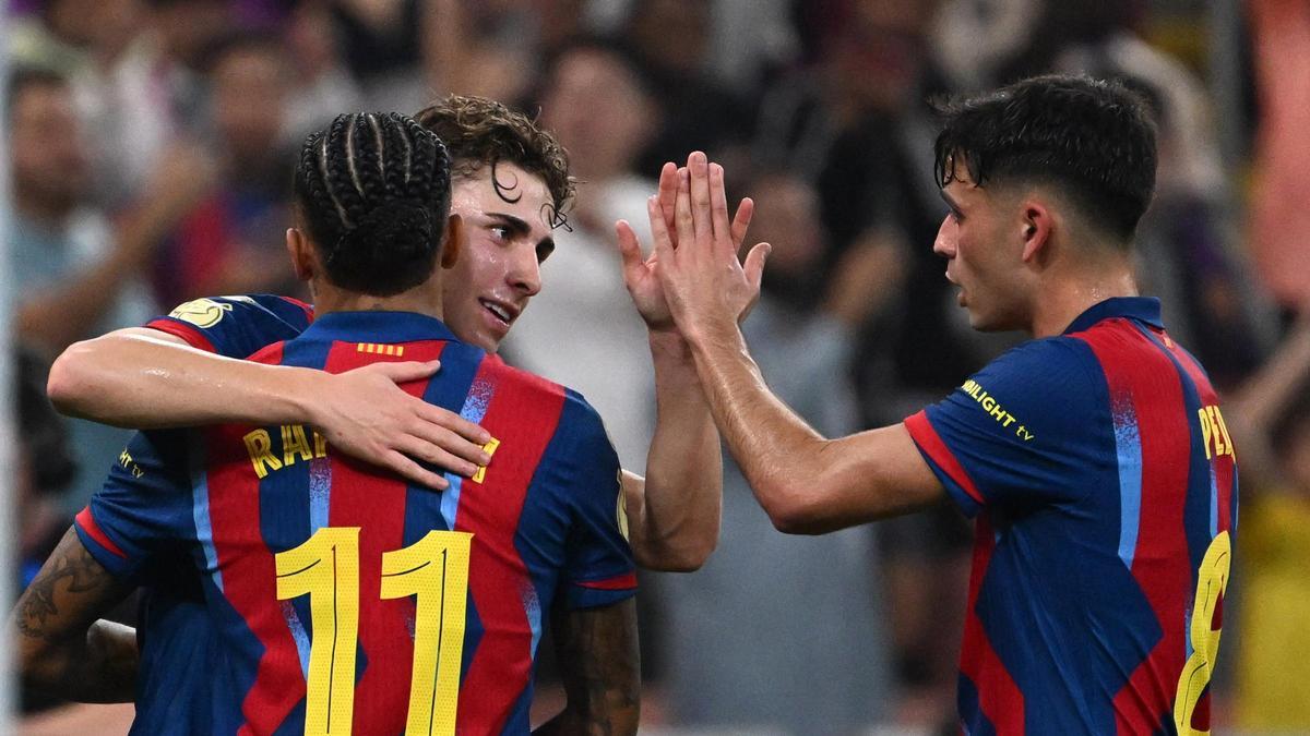 Fermín López celebrando con Pedri y Raphinha el segundo gol azulgrana en Jeddah