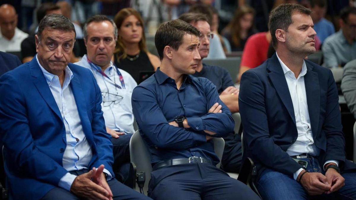 Alesanco, responsable del fútbol formativo, Bojan, coordinador del área de fútbol del Barça, y Joan Soler, directivo responsable de la cantera.