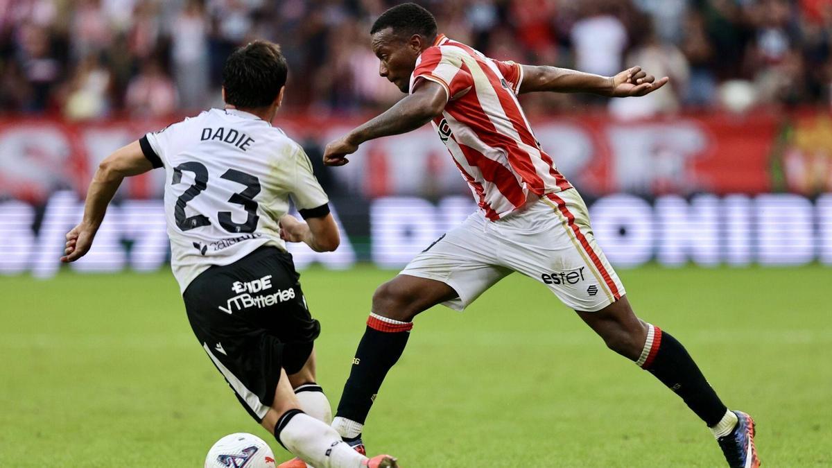 Otero, ante Dadie en el Sporting-Burgos.