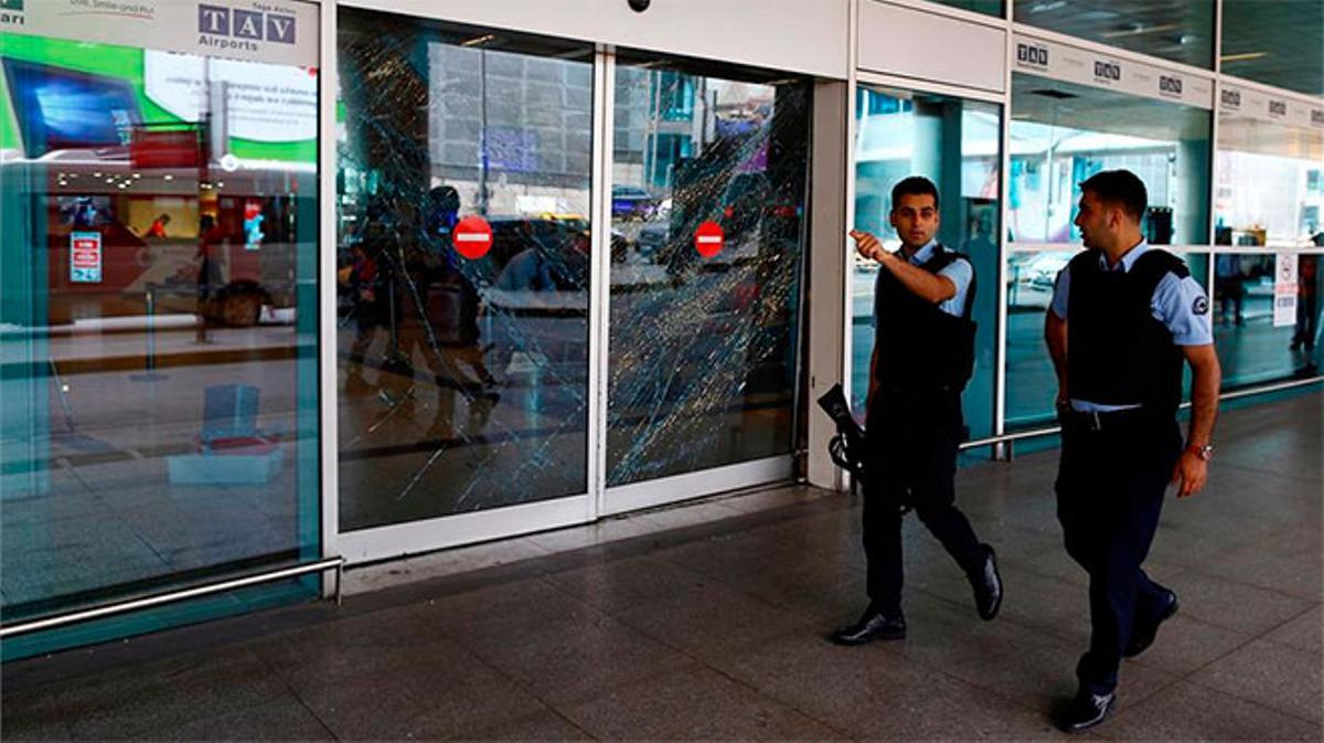 L’aeroport d’Istanbul intenta recuperar-se després del sagnant atemptat.