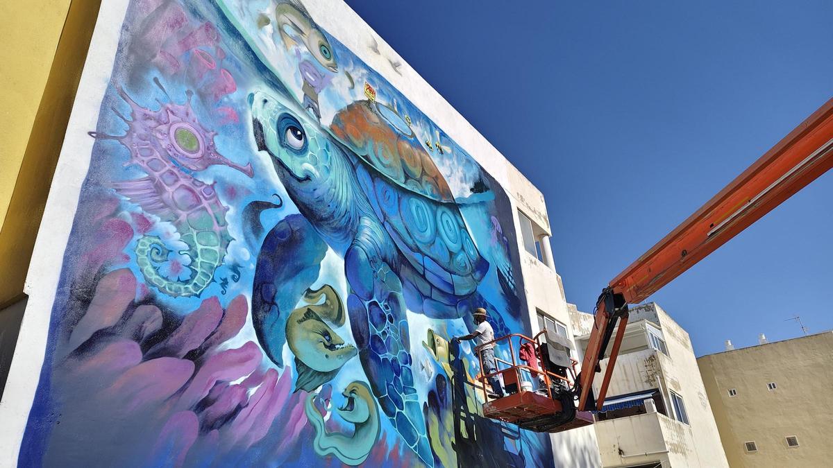 Mr. Chapu pintando su tortuga marina.