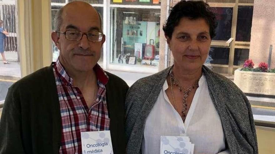 José Antonio Santomé y Carmen Ansedes muestran folletos de la campaña de Oncomet en favor de la biopsia líquida.