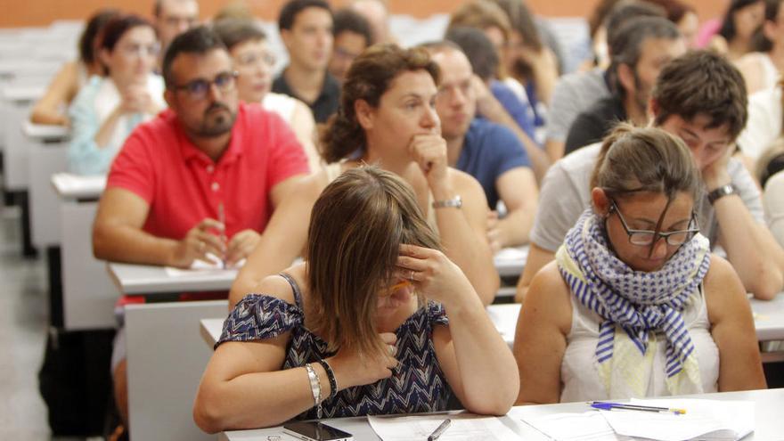 Algunos de los opositores durante su examen.