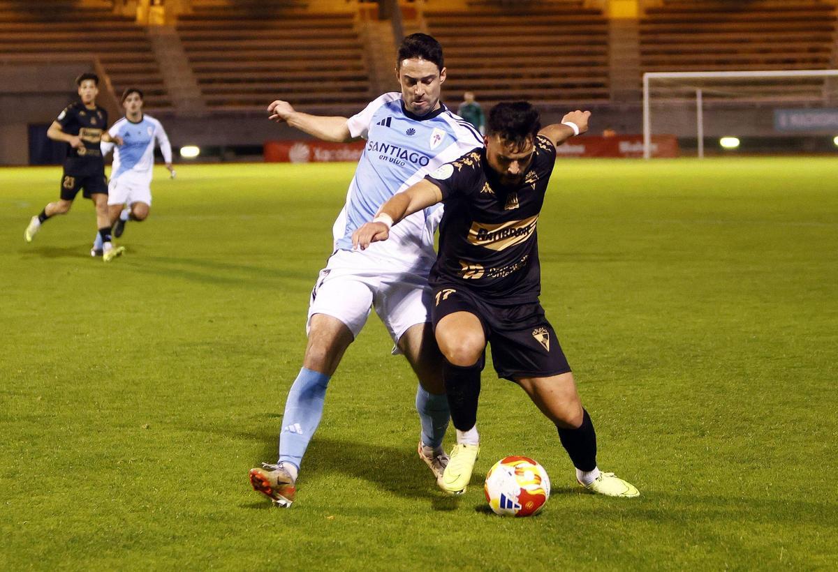 Adrián Armental pugna por el balón con el defensor del Arosa.