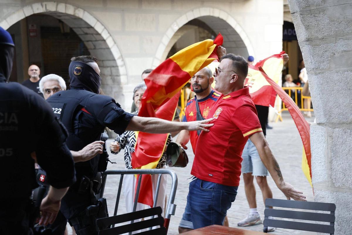 Les imatges de la manifestació i contramanifestació per l'entrada d'immigrants a Ceuta Les imatges de la manifestació i contramanifestació per l'entrada d'immigrants a Ceuta
