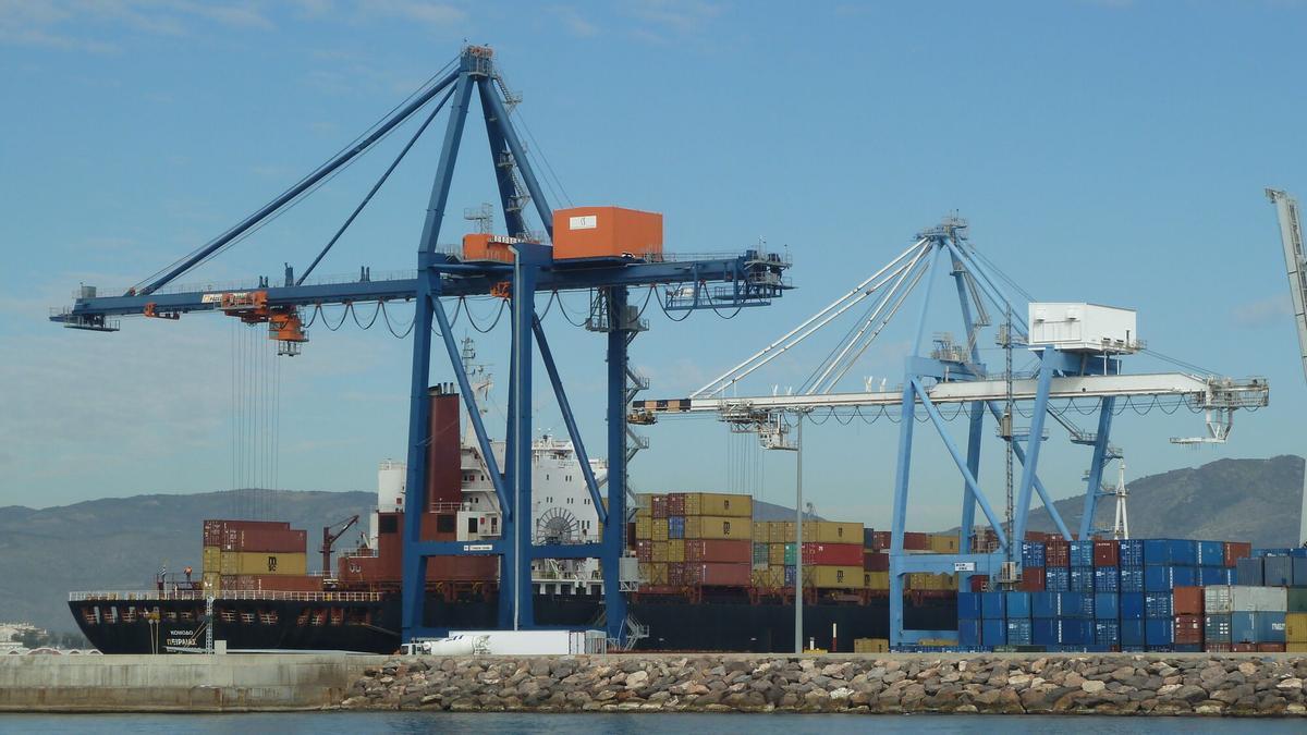 Movimiento de contenedores en PortCastelló.