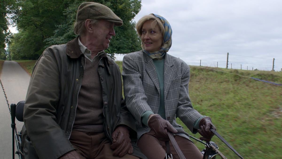 Jonathan Pryce y Natascha McElhone, como el duque de Edimburgo y Penny Knatchball, en 'The Crown 5'.