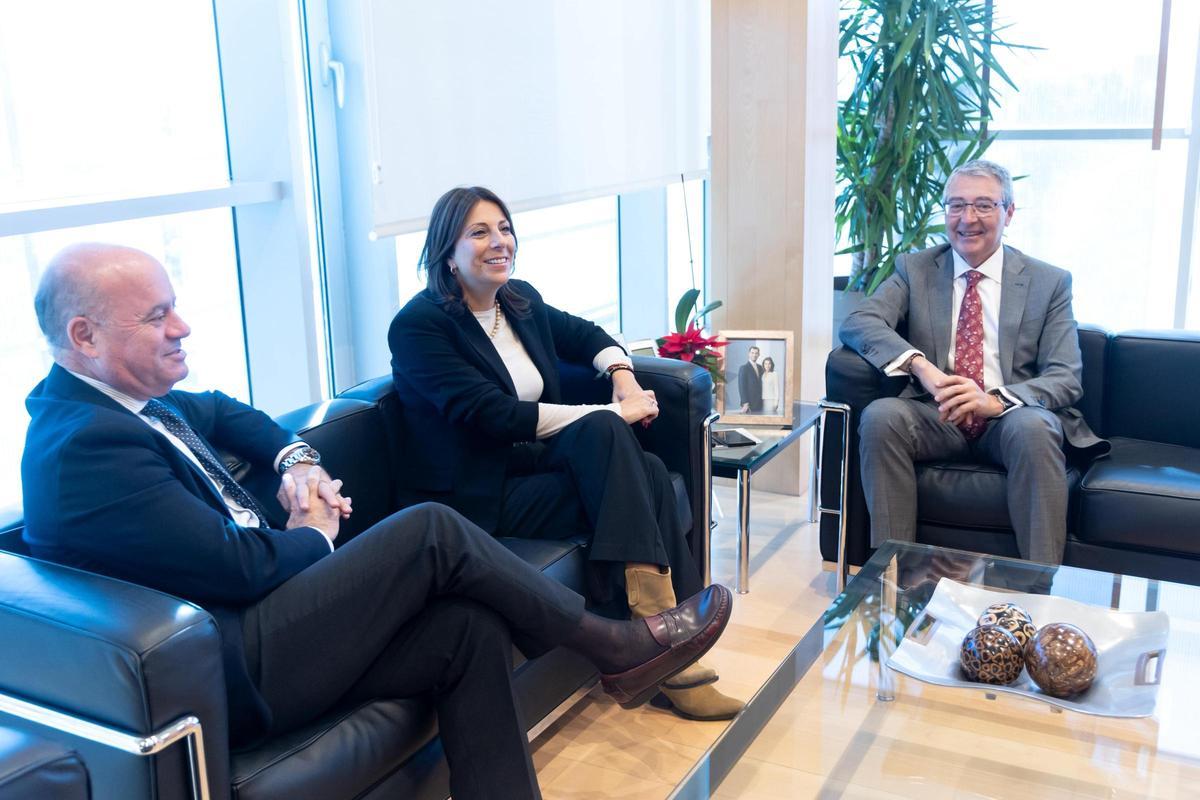Otra imagen de la reunión de Salado con el alcalde de Antequera y la alcaldesa de Ronda.